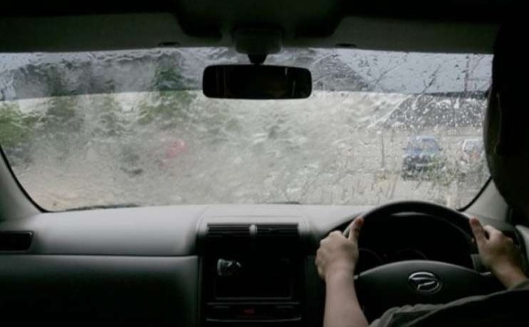 Mengendarai Mobil Saat Hujan Deras: Yuk, Simak Tipsnya Agar Aman! 4