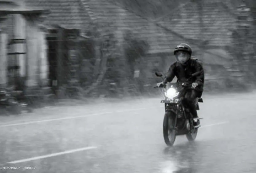 Aman Berkendara Sepeda Motor Saat Hujan 1