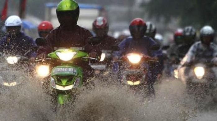 Berkendara Sepeda Motor Saat Hujan