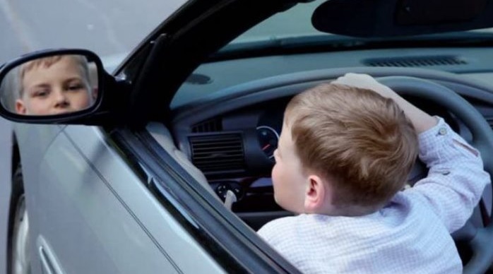 Anak Dilarang Duduk Di Jok Depan Mobil