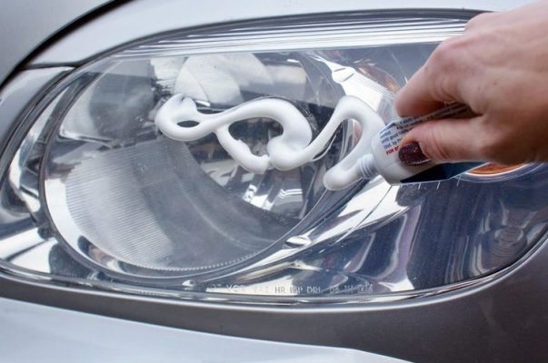 Membersihkan Kaca Lampu Mobil
