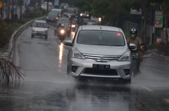 Mengendarai Mobil Saat Hujan Deras