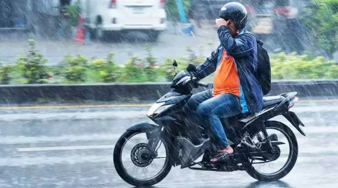 Berkendara Saat Hujan Bagi Pemotor Berkacamata 